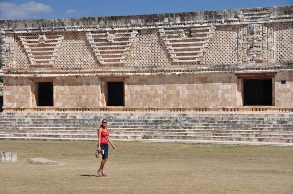 Caminhando pelo imponente Quadrângulo das Monjas', nas ruínas mayas de Uxmal, no Yucatán, sul do México